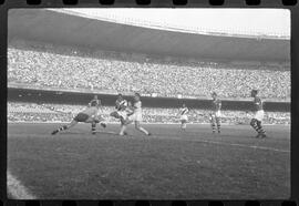 Fotografia "Jogos Campeonato Carioca; 'CAMPEONATO CARIOCA DE 1963' de PROFISSIONAIS (1º Turno) Jogos Vasco x Fluminense (3 x 1) Botafogo x Canto do Rio (3 x 0) America x Madureira (5 x 2) e Olaria x Portuguesa, Reportagem de Esporte" ([Local n/d] , 1963) [negativo]. / Fotógrafo(a): Equipe.  -- ITEM-0083.