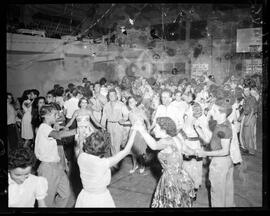 Fotografia "Reportagem sobre o carnaval no dia 31 de dezembro de 1952" ([Local n/d] , 1952) [negativo]. / Fotógrafo(a): Jader Neves.  -- ITEM-0017.