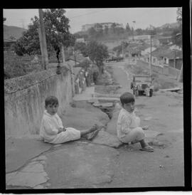 Fotografia "Falta DAgua' Falta Dagua, difeteria [difteria] e Tifo em Quintino Bocaíuva" ([Local n/d] , 1963) [negativo]. / Fotógrafo(a): Ribeiro.  -- ITEM-0002.