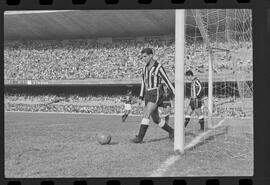 Fotografia "FUTEBOL = 'CAMPEONATO CARIOCA DE PROFISSIONAIS' Jogo Flamengo x Botafogo (3 x 1), America x Portuguesa (2 x 1), Madureira x Bangu (1 x 2), C. Grande x S. Cristovão (1 x 0) e C. Rio x Olaria (1 x 7), Reportagem de Esporte" ([Local n/d] , 1963) [negativo]. / Fotógrafo(a): Equipe.  -- ITEM-0278.