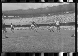 Fotografia "CAPEONATO [CAMPEONATO] CARIOCA DE 1963' (PROFISSIONAIS) (1º Turno) Jogo Famengo [Flamengo] x Campo Grande (5 x 0); Jogo Flamengo e Campo Grande, Reportagem de Esporte" ([Local n/d] , 1963) [negativo]. / Fotógrafo(a): Ribeiro; Demócrito.  -- ITEM-0014.