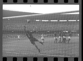 Fotografia "FLUMINENSE X BONSUCESSO; 'CAPEONATO [CAMPEONATO] CARIOCA DE FUTEBOL PROFISSIONAIS' Jogo no Maracanã - Fluminense x Bonsucesso (3x0), sendo que este jogo foi anulado devido a irregularidade havida), Reportagem de Esporte" ([Local n/d] , 1963) [negativo]. / Fotógrafo(a): Demócrito; Ribeiro.  -- ITEM-0027.