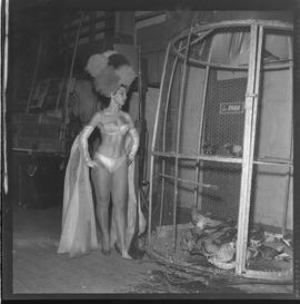 Fotografia "ROSITA LOPES; LOPES..Rosita..vedete - poses diversas" ([Local n/d] , 1961) [negativo]. / Fotógrafo(a): Mera.  -- ITEM-0007.