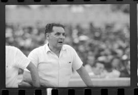 Fotografia "FUTEBOL = 'CAMPEONATO CARIOCA DE PROFISSIONAIS' Jogo Flamengo x Botafogo (3 x 1), America x Portuguesa (2 x 1), Madureira x Bangu (1 x 2), C. Grande x S. Cristovão (1 x 0) e C. Rio x Olaria (1 x 7), Reportagem de Esporte" ([Local n/d] , 1963) [negativo]. / Fotógrafo(a): Equipe.  -- ITEM-0015.