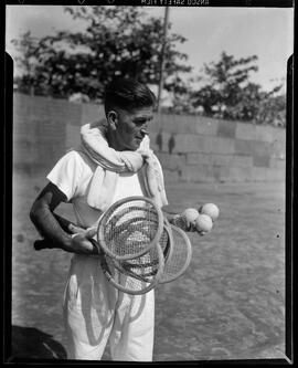 Fotografia "Esporte - Tênis" ([Local n/d] , [Data n/d]) [negativo]. / Fotógrafo(a): Ângelo.  -- ITEM-0007.