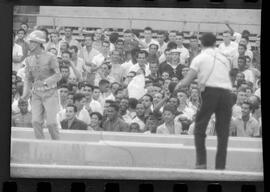 Fotografia "FUTEBOL = 'CAMPEONATO CARIOCA DE PROFISSIONAIS' Jogo Flamengo x Botafogo (3 x 1), America x Portuguesa (2 x 1), Madureira x Bangu (1 x 2), C. Grande x S. Cristovão (1 x 0) e C. Rio x Olaria (1 x 7), Reportagem de Esporte" ([Local n/d] , 1963) [negativo]. / Fotógrafo(a): Equipe.  -- ITEM-0301.