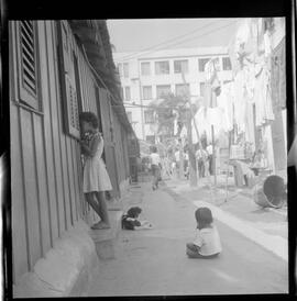 Fotografia "DESPEJOS' Despejo na Rua Maqês [Marquês] de São Vicente por um choque da Polícia Militar, Reportagem de M. Amaral" ([Local n/d] , 1963) [negativo]. / Fotógrafo(a): Ferreira.  -- ITEM-0011.