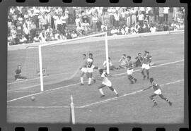 Fotografia "Jogos Campeonato Carioca; 'CAMPEONATO CARIOCA DE 1963' de PROFISSIONAIS (1º Turno) Jogos Vasco x Fluminense (3 x 1) Botafogo x Canto do Rio (3 x 0) America x Madureira (5 x 2) e Olaria x Portuguesa, Reportagem de Esporte" ([Local n/d] , 1963) [negativo]. / Fotógrafo(a): Equipe.  -- ITEM-0230.