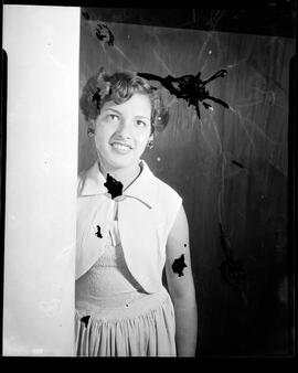 Fotografia "Concurso de beleza - Rio de Janeiro (Rainha do verão 1952), Reportagem Geral" ([Local n/d] , 1952) [negativo]. / Fotógrafo(a): Equipe.  -- ITEM-0011.