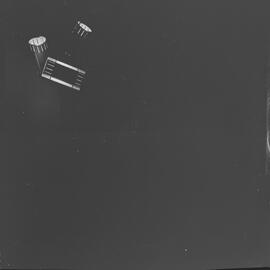 Fotografia "Entrevista com Ronaldo Castro (Caso Aída Curi), [Reportagem?] com Fraga e Ronaldo na redação (Veneziano)" ([Local n/d] , [Data n/d]) [negativo]. / Fotógrafo(a): Odyr e A. Veneziano.  -- ITEM-0004.