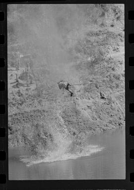 Fotografia "Manobras em Ribeirão das Lages (Paraquedistas: Sobrevivência na Selva operação); 'PARAQUEDISTAS' PARAQUEDISTAS em manobra em Ribeirão das Lages" ([Local n/d] , 1963) [negativo]. / Fotógrafo(a): Méra; Caban.  -- ITEM-0016.