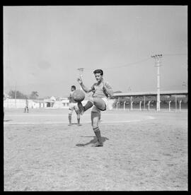 Fotografia "Futebol, treino do Selecionado Brasileiro no Chile" ([Local n/d] , [Data n/d]) [negativo]. / Fotógrafo(a): [Autoria n/d].  -- ITEM-0002.