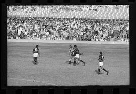 Fotografia "FUTEBOL = 'CAMPEONATO CARIOCA DE PROFISSIONAIS' Jogo Flamengo x Botafogo (3 x 1), America x Portuguesa (2 x 1), Madureira x Bangu (1 x 2), C. Grande x S. Cristovão (1 x 0) e C. Rio x Olaria (1 x 7), Reportagem de Esporte" ([Local n/d] , 1963) [negativo]. / Fotógrafo(a): Equipe.  -- ITEM-0205.