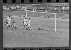 Fotografia "Campeonato Carioca de Profissionais de 63 (1° Turno) Esporte - jogo Fluminense (1 x 0) Bonsucesso" ([Local n/d] , 1963) [negativo]. / Fotógrafo(a): Democrito.  -- ITEM-0083.