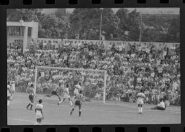 Fotografia "Campeonato Carioca de Profissionais de 63 (1° Turno) Esporte - jogo Fluminense (1 x 0) Bonsucesso" ([Local n/d] , 1963) [negativo]. / Fotógrafo(a): Democrito.  -- ITEM-0109.