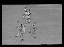 Fotografia "CAMPEONATO CARIOCA DE PROFISSIONAIS DE 1963' (1º Turno) Jogo Vasco da Gama x Olaria (1 x 0) no Maracanã" ([Local n/d] , 1963) [negativo]. / Fotógrafo(a): Demócrito; Ribeiro.  -- ITEM-0002.