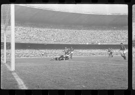 Fotografia "FUTEBOL = 'CAMPEONATO CARIOCA DE PROFISSIONAIS' Jogo Flamengo x Botafogo (3 x 1), America x Portuguesa (2 x 1), Madureira x Bangu (1 x 2), C. Grande x S. Cristovão (1 x 0) e C. Rio x Olaria (1 x 7), Reportagem de Esporte" ([Local n/d] , 1963) [negativo]. / Fotógrafo(a): Equipe.  -- ITEM-0110.