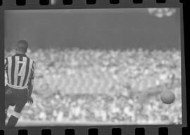 Fotografia "FUTEBOL = 'CAMPEONATO CARIOCA DE PROFISSIONAIS' Jogo Flamengo x Botafogo (3 x 1), America x Portuguesa (2 x 1), Madureira x Bangu (1 x 2), C. Grande x S. Cristovão (1 x 0) e C. Rio x Olaria (1 x 7), Reportagem de Esporte" ([Local n/d] , 1963) [negativo]. / Fotógrafo(a): Equipe.  -- ITEM-0040.