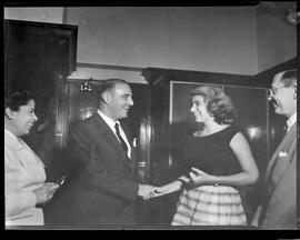 Fotografia "Concurso de beleza - Rio de Janeiro (Rainha do verão 1952), Reportagem Geral" ([Local n/d] , 1952) [negativo]. / Fotógrafo(a): Equipe.  -- ITEM-0006.