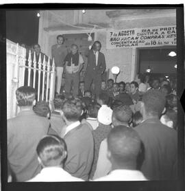 Fotografia "Sindicado dos Têxteis' Passeata do protesto - do Sindicato dos Têxteis, Reportagem de Oscar" ([Local n/d] , 1963) [negativo]. / Fotógrafo(a): Paulo André.  -- ITEM-0008.