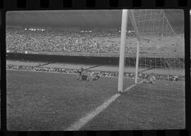 Fotografia "CAPEONATO [CAMPEONATO] CARIOCA DE 1963' (PROFISSIONAIS) (1º Turno) Jogo Famengo [Flamengo] x Campo Grande (5 x 0); Jogo Flamengo e Campo Grande, Reportagem de Esporte" ([Local n/d] , 1963) [negativo]. / Fotógrafo(a): Ribeiro; Demócrito.  -- ITEM-0005.