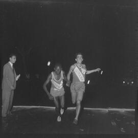 Fotografia "Entrega de prêmios à Mãe das Cinco Gerações pela Seda Moderna - Ultralar; Promoção Concurso Corrida Polícia Militar e Última Hora" ([Local n/d] , [Data n/d]) [negativo]. / Fotógrafo(a): Sebastião Vieira.  -- ITEM-0003.