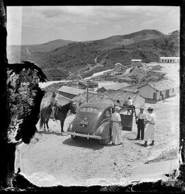 Fotografia "Mineiros - Brasil (ouro) - Mina de ouro, Reportagem Geral" ([Local n/d] , [Data n/d]) [negativo]. / Fotógrafo(a): Jean Manzon.  -- ITEM-0066.