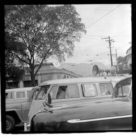 Fotografia "Conflitos' Violência Polícial no Sindicato dos Têxteis (Deputado Hercules Correia preso por defender as reformas de bases), Reportagem de Oscar Cardoso" ([Local n/d] , 1963) [negativo]. / Fotógrafo(a): Luiz Santos; Alvaro.  -- ITEM-0015.