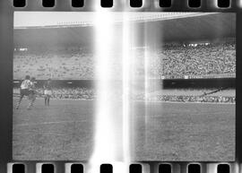 Fotografia "CAPEONATO [CAMPEONATO] CARIOCA DE 1963' (PROFISSIONAIS) (1º Turno) Jogo Famengo [Flamengo] x Campo Grande (5 x 0); Jogo Flamengo e Campo Grande, Reportagem de Esporte" ([Local n/d] , 1963) [negativo]. / Fotógrafo(a): Ribeiro; Demócrito.  -- ITEM-0040.