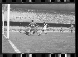 Fotografia "CAMPEONATO CARIOCA DE PROFISSIONAIS DE 1963' (1º Turno) Jogo Vasco da Gama x Olaria (1 x 0) no Maracanã" ([Local n/d] , 1963) [negativo]. / Fotógrafo(a): Demócrito; Ribeiro.  -- ITEM-0021.