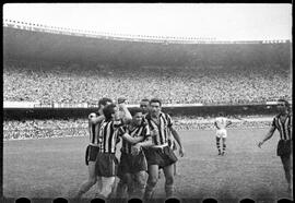 Fotografia "Futebol - R.J. (Campeonato Carioca - Jogo Botafogo x Fluminense), Seção: Esportes" ([Local n/d] , [Data n/d]) [negativo]. / Fotógrafo(a): Equipe.  -- ITEM-0105.