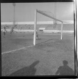 Fotografia "FUTEBOL = 'CAMPEONATO CARIOCA DE PROFISSIONAIS' Jogo Flamengo x Botafogo (3 x 1), America x Portuguesa (2 x 1), Madureira x Bangu (1 x 2), C. Grande x S. Cristovão (1 x 0) e C. Rio x Olaria (1 x 7), Reportagem de Esporte" ([Local n/d] , 1963) [negativo]. / Fotógrafo(a): Equipe.  -- ITEM-0322.