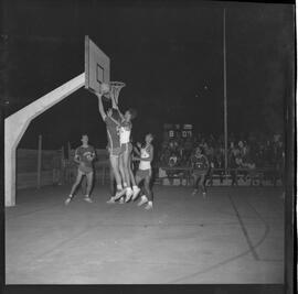 Fotografia "CAMP. BRAS. BASQUETE; 'BASQUETE = CAMPEONATO BRASILEIRO RALIZADO [REALIZADO] EM BRASÍLIA. BRASÍLIA - Campeonato Brasileiro de Basquete (Fases de jogos)" ([Local n/d] , 1963) [negativo]. / Fotógrafo(a): Neville.  -- ITEM-0002.