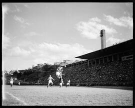 Fotografia "Esporte - futebol - jogo em São Paulo" ([Local n/d] , [Data n/d]) [negativo]. / Fotógrafo(a): [Autoria n/d].  -- ITEM-0002.