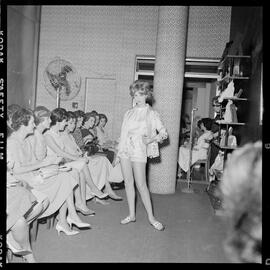 Fotografia "Desfile de modas na Casa Carina, com Gilda e Danuza" ([Local n/d] , [Data n/d]) [negativo]. / Fotógrafo(a): Melo.  -- ITEM-0023.