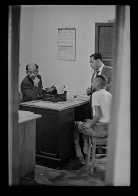 Fotografia "CRIME DE QUELEMENTE' EM COELHO DA ROCHA' Crime do Radialista em Coelho da Rocha (Suite com os assassinos, Manoel Lusia e Julio Araujo da Silva, assassinos de Amaro Florencio da Paz, o 'Quelemente')" ([Local n/d] , 1963) [negativo]. / Fotógrafo(a): Luiz Pinto.  -- ITEM-0011.