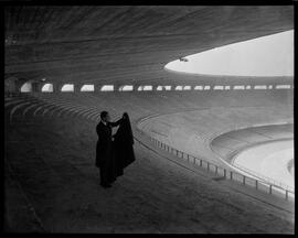 Fotografia "Universitários Portugueses no Maracanã" ([Local n/d] , [Data n/d]) [negativo]. / Fotógrafo(a): Ângelo.  -- ITEM-0005.