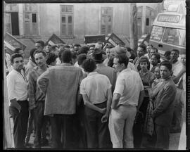 Fotografia "Trabalhadores no Jornal" ([Local n/d] , [Data n/d]) [negativo]. / Fotógrafo(a): Wilson.  -- ITEM-0001.