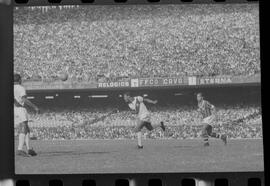 Fotografia "Jogos Campeonato Carioca; 'CAMPEONATO CARIOCA DE 1963' de PROFISSIONAIS (1º Turno) Jogos Vasco x Fluminense (3 x 1) Botafogo x Canto do Rio (3 x 0) America x Madureira (5 x 2) e Olaria x Portuguesa, Reportagem de Esporte" ([Local n/d] , 1963) [negativo]. / Fotógrafo(a): Equipe.  -- ITEM-0012.