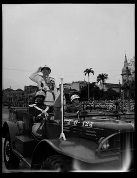 Fotografia "Parada de sete de setembro" ([Local n/d] , [Data n/d]) [negativo]. / Fotógrafo(a): [Autoria n/d].  -- ITEM-0009.