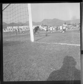 Fotografia "FUTEBOL = 'CAMPEONATO CARIOCA DE PROFISSIONAIS' Jogo Flamengo x Botafogo (3 x 1), America x Portuguesa (2 x 1), Madureira x Bangu (1 x 2), C. Grande x S. Cristovão (1 x 0) e C. Rio x Olaria (1 x 7), Reportagem de Esporte" ([Local n/d] , 1963) [negativo]. / Fotógrafo(a): Equipe.  -- ITEM-0327.