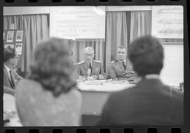 Fotografia "HOMENAGENS' 'PORTA - AVIÕES MINAS GERAIS' Jornalistas recepcionados pelo Ministro da Marinha, a bordo do 'Minas Gerais' pelo Comandante Alte. Cesar Andrade, Reportagem de Petrônio" ([Local n/d] , 1963) [negativo]. / Fotógrafo(a): Luiz Pinto.  -- ITEM-0006.