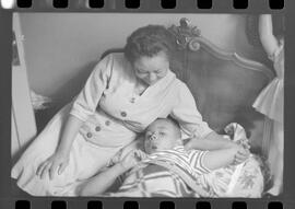 Fotografia "DESAPARECIMENTO DO MÉDICO NO PICO DE PAPAGAIO Família perdida na mata (Dr. Newto Batista dos Santos, que estava desaparecido com seus filhos Caio Cesar e Lia Lucia no Pico de Papagaio)" ([Local n/d] , 1963) [negativo]. / Fotógrafo(a): Adyr; Rodolpho.  -- ITEM-0004.