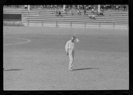 Fotografia "FLUMINENSE F.C.' Treino do Fluminense, Reportagem de Esporte" ([Local n/d] , 1963) [negativo]. / Fotógrafo(a): Democrito.  -- ITEM-0026.