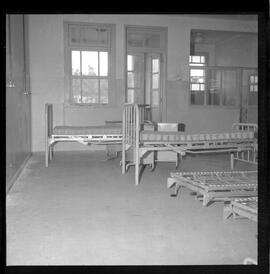 Fotografia "Calamidades em hospitais da [G.P.] rep. para IB Teixeira; 'HOSPITAL PEDRO ERNESTO' Hospital Pedro Ernesto, rep. s/ 'calamidade' (Reportagem com o Deputado Ib Teixeira), Reportagem de Ib Teixeira" ([Local n/d] , 1963) [negativo]. / Fotógrafo(a): Méra.  -- ITEM-0026.