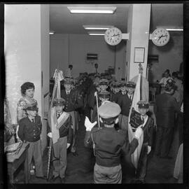 Fotografia "Prof. Hely Miranda com estudantes de Petrópolis na redação" ([Local n/d] , [Data n/d]) [negativo]. / Fotógrafo(a): Álvaro.  -- ITEM-0002.