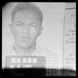 Fotografia "Quadrilha de assaltantes; QUADRILHA DO CAJU - presos os criminosos que mataram garçon Severino Jose da Silva - Marginais presos: Jose Rodrigues Jesus. -- 'Ieie' ou seja Justiano Theodoro de Araujo. -- 'Nenen' ou seja Jose Machado da Silva. -- e a isca' Vanderice Cavalcante dos Santos - foto do chefe do Bando 'Bahianinho'" ([Local n/d] , 1961) [negativo]. / Fotógrafo(a): Alvaro.  -- ITEM-0005.