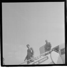 Fotografia "Chegada do General Albino Silva Presidente da Petrobrás, no Galeão, Reportagem de [sem repórter]" ([Local n/d] , 1963) [negativo]. / Fotógrafo(a): Joel.  -- ITEM-0005.