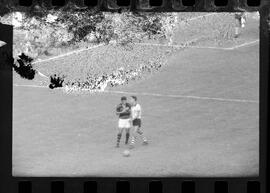 Fotografia "CAPEONATO [CAMPEONATO] CARIOCA DE 1963' (PROFISSIONAIS) (1º Turno) Jogo Famengo [Flamengo] x Campo Grande (5 x 0); Jogo Flamengo e Campo Grande, Reportagem de Esporte" ([Local n/d] , 1963) [negativo]. / Fotógrafo(a): Ribeiro; Demócrito.  -- ITEM-0048.