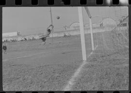 Fotografia "CAMPEONATO CARIOCA DE PROFISSIONAIS DE 1963 (1º TURNO) Jogos - Campeonato Carioca. Flamengo x Madureira (5 x 0) - Vasco x América (2 x 0) e Fluminense x Portuguesa (1 x 1). e Peter Kedzierski, homem voador dos EUA, (Vôo)" ([Local n/d] , 1963) [negativo]. / Fotógrafo(a): Equipe.  -- ITEM-0112.